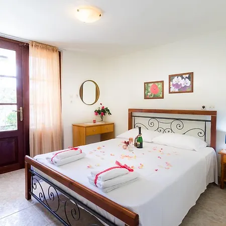 Giannis αdults Only ゲストハウス コイニラ